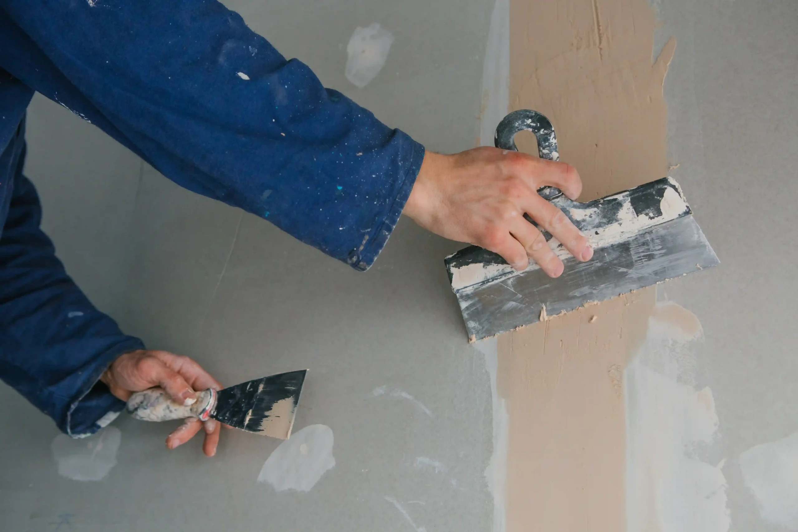 plasterer-man-works-plastering